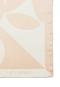 Vierkante stoffen sjaal met een licht perzikkleurig en off-white abstract bladerenpatroon, met een gladde textuur en "HEY MARLY" gedrukt langs de rand.