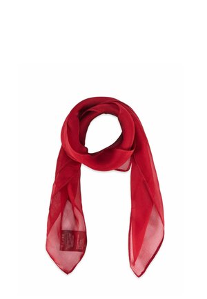 Czerwona przezroczysta szal z szyfonu luźno owinięta z widoczną metką na jednym końcu na białym tle.