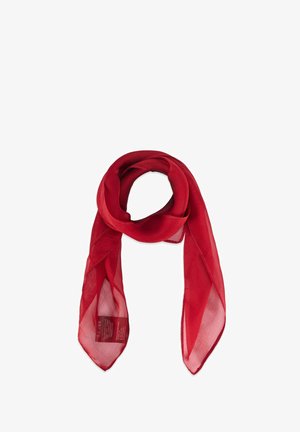 Czerwona przezroczysta szal z szyfonu luźno owinięta z widoczną metką na jednym końcu na białym tle.