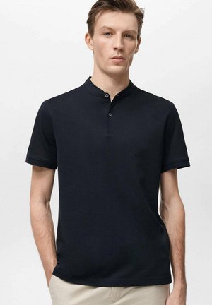 Polo-shirt bleu marine à manches courtes avec un col arrondi et patte de boutonnage à deux boutons, présentant une texture en coton lisse et un design minimal.