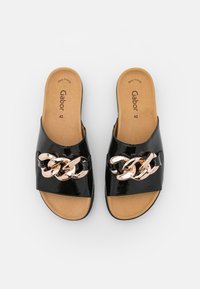 Sandales mules en cuir verni noir avec de larges chaînes dorées en accent et semelles intérieures rembourrées couleur caramel, taille 42, marque Gabor.