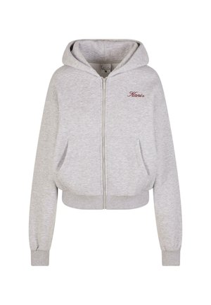 Sivá mikina na zips s voľným strihom, klokanie vrecká a rebrované manžety. Obsahuje červený vyšívaný text na ľavej hrudi. Mäkčená tkanina.