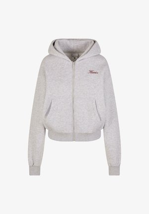 Sivá mikina na zips s voľným strihom, klokanie vrecká a rebrované manžety. Obsahuje červený vyšívaný text na ľavej hrudi. Mäkčená tkanina.