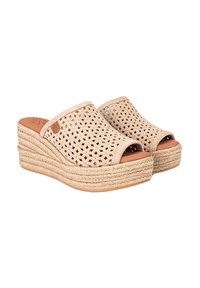 Sandalias de plataforma de espadrille de color beige tejido, con dedos al aire, que presentan un diseño recortado y una suela de yute texturizada para agarre y comodidad.