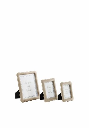 Tre cornici per foto beige con bordo smerlato di dimensioni diverse, ciascuna con un foglio con il testo "le vie est belle."
