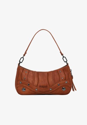 Hnědá syntetická kabelka s zakřiveným designem, podrobným prošíváním, kovovými nýty a krátkým popruhem. Zapínání na zip s dekorativními detaily.