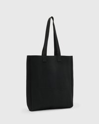 Sac fourre-tout noir en tissu résistant, doté de deux longues poignées, d'une forme carrée et d'une poche avant pour plus de fonctionnalité.