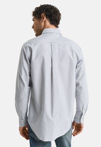 Gestreepte overhemden in blauw en wit, met lange mouwen, een klassieke kraag, rechte zoom en een zichtbaar stoffenpatroon in de strepen.