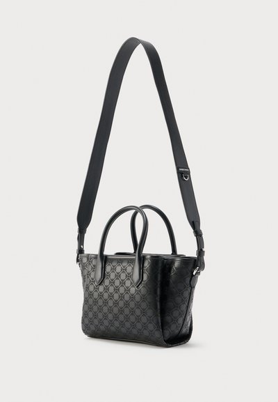 Μαύρη δερμάτινη τσάντα χειρός με σχέδια, διπλές λαβές και αποσπώμενο μακρύ ρυθμιζόμενο λουρί ώμου σε λευκό φόντο.