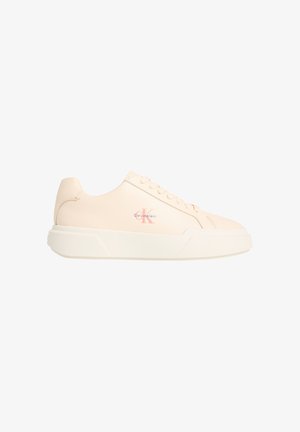 Beige Calvin Klein lavtopsneaker med snørebånd og kraftig hvid sål, side-logo i pink og rød.