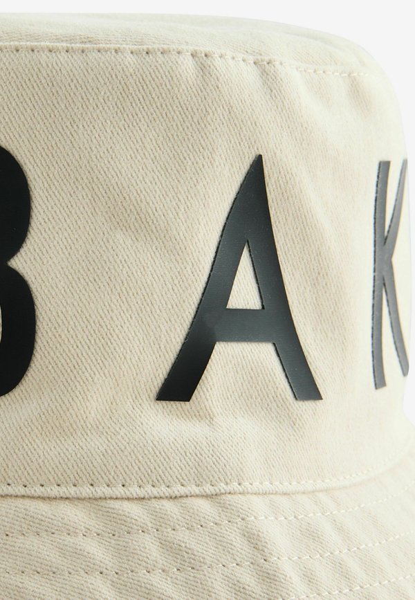 BUCKET – Hut – stone