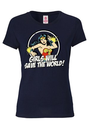 Camiseta marinera con un gráfico impreso de una superheroína con cabello negro, vistiendo un traje rojo y amarillo, que dice "¡Las chicas salvarán el mundo!"