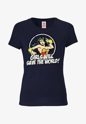 T-shirt blu marino con una grafica stampata di una supereroina con capelli neri, che indossa un outfit rosso e giallo, con la scritta "Le ragazze salveranno il mondo!"