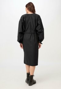 hessnatur WASTE - Blusenkleid - schwarz
