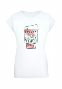 Weißes T-Shirt mit kurzen Ärmeln, das ein bedrucktes Design einer Kaffeetasse in Pink und Schwarz zeigt, mit verspieltem Text und Akzenten.