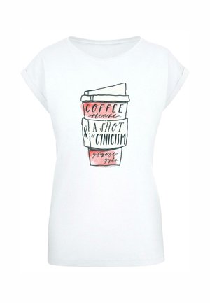 Weißes T-Shirt mit kurzen Ärmeln, das ein bedrucktes Design einer Kaffeetasse in Pink und Schwarz zeigt, mit verspieltem Text und Akzenten.