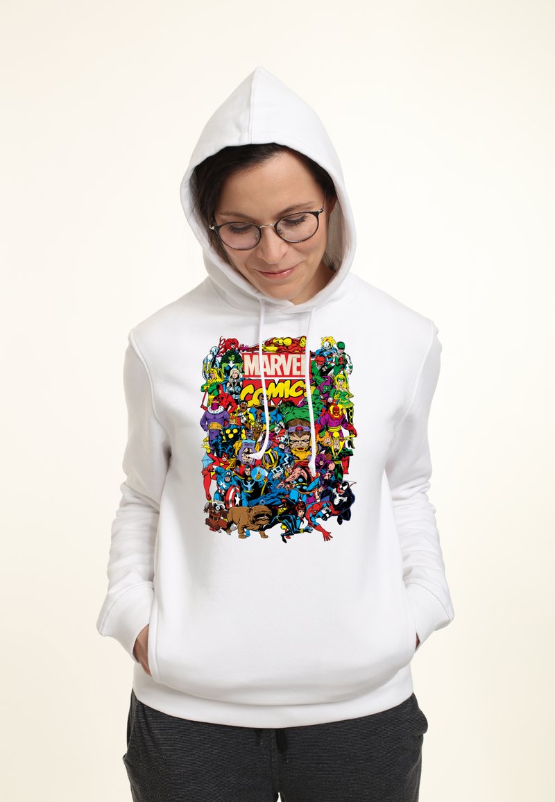 Biała bluza z kapturem z kolorową grafiką postaci z komiksu Marvel na przodzie, przedstawiająca różnych superbohaterów w szczegółowych ilustracjach.