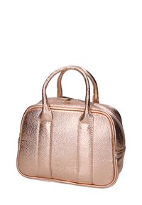 Borsa in metallo rosa oro con superficie testurizzata, doppi manici, chiusura con zip e impunture a contrasto. Design compatto con forma strutturata.