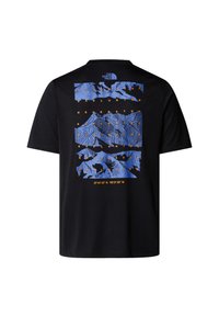 Camiseta de algodón negra con un gráfico de montaña azul y texto naranja en la parte posterior, mostrando coordenadas y frases relacionadas con la exploración.