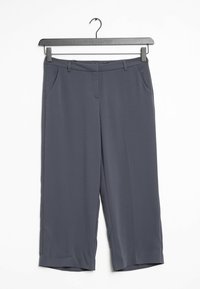 Grijze wijde broek gemaakt van gladde stof. Met schuine zijzakken en een lichte tapering bij de zoom. Hangt aan een zwarte hanger.