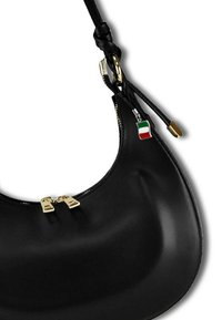Zwarte leren handtas met een gebogen, zachte vorm, voorzien van gouden hardware, dubbele ritsen en een klein Italiaans vlaggetje als charme.