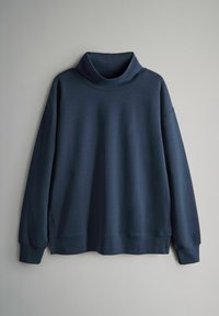 Navyblaues Sweatshirt mit hohem Kragen, langen Ärmeln und lockerer Passform. Hergestellt aus weichem Material mit seitlichen Schlitzen am Saum.