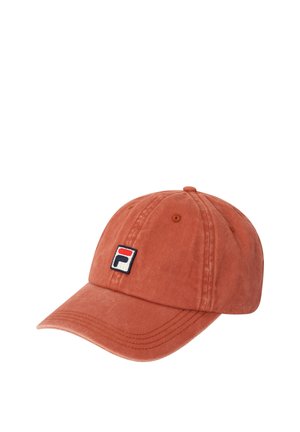 Casquette de baseball couleur rouille avec visière incurvée et petit logo carré présentant des formes rouges et bleu marine sur fond blanc à l'avant.
