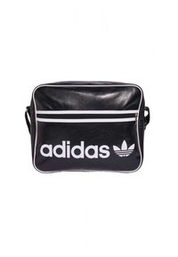 Mala sintética preta com detalhes brancos, apresentando um grande logo da adidas e um bolso frontal com fecho de correr. Forma rectangular com textura suave.