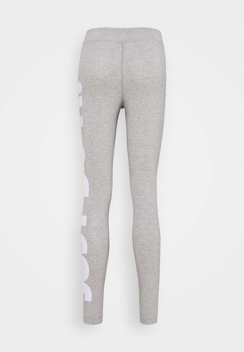 Leggings grises hechos de una tela elástica, con una cinturilla alta y un gran estampado de texto blanco a lo largo del lado izquierdo.