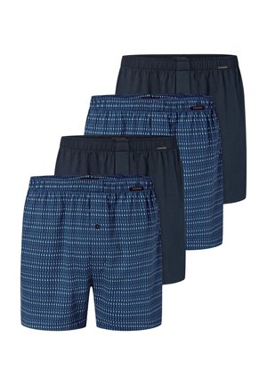 Fire herreboxershorts i skiftende ensfarvet marineblå og blåternede mønstre, arrangeret i et forskudt stak.