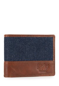 Cartera de mezclilla con fondo de cuero marrón, que presenta una superficie texturizada, forma rectangular y un logotipo grabado en la sección de cuero.
