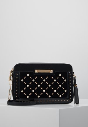 Zwarte schoudertas met een gestructureerd oppervlak, studs, parelversieringen en gouden hardware met een afneembare schouderband.