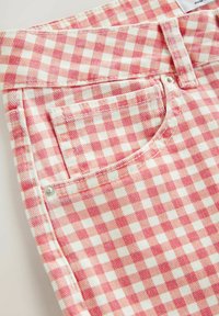 Rode en witte geruite denim broek met een front pocket en metalen knoopaccenten op een brede tailleband.