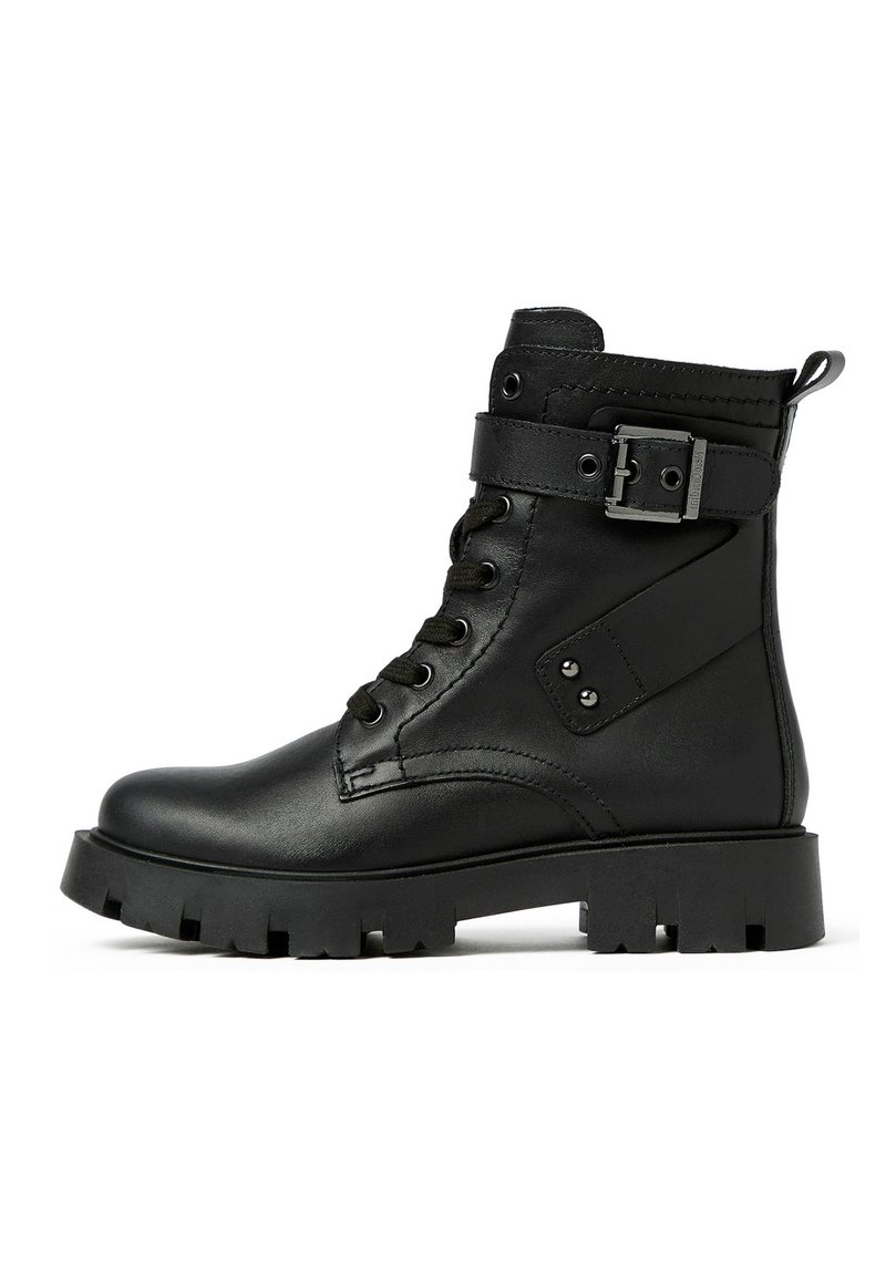 Schwarze Knöchelstiefel aus Leder mit einer robusten Sohle, ausgestattet mit Schnürsenkeln, einem Schnallenriemen und seitlichen Akzenten für Unterstützung und Stil.