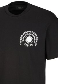 Zwart T-shirt met witte grafische tekst die leest "CUSTOM GARAGE BUILT TO WORK HARD DREAM BIG REPLAY" met een zonnestraalontwerp.