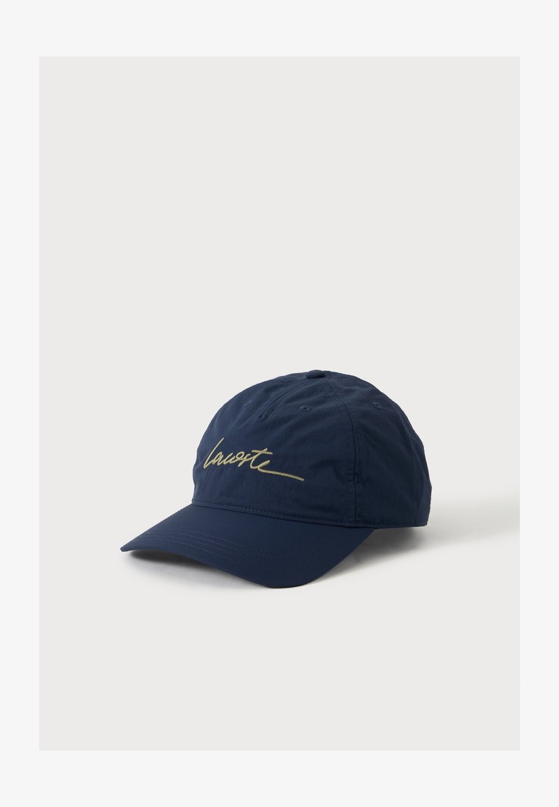 Casquette de baseball bleu marine avec une visière incurvée et un texte brodé en écriture cursive au centre devant.