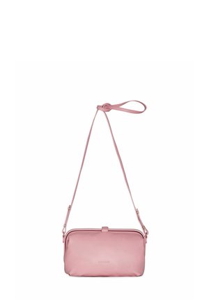 Borsa a tracolla in pelle rosa con una texture liscia, chiusura a zip e tracolla regolabile. Presenta un design minimalista senza hardware visibile.