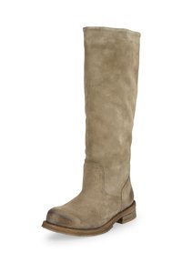 Bota de ante taupe hasta la rodilla con punta redonda, detalles de costura y un tacón bajo de madera apilada. La superficie tiene una textura suave.
