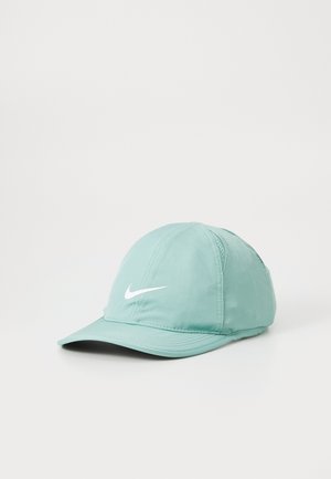 Casquette Nike en vert menthe, avec une visière courbée, des panneaux cousus et un accent de logo blanc. Fabriquée en tissu léger et lisse.
