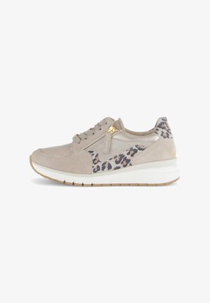 Beige sportieve sneakers van suède en lakleer, met accenten van luipaardprint en een gestructureerde bovenkant, afgewerkt met een witte zool.