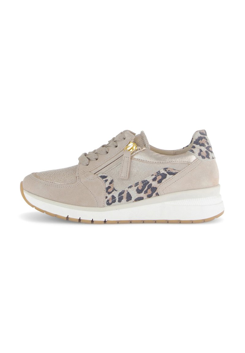 Beige Sport Sneakers aus Wildleder und Lackleder, mit Akzenten im Leopardenmuster und einer strukturierten Oberfläche, abgerundet mit einer weißen Sohle.