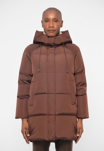 Giacca puffer marrone con cappuccio, caratterizzata da un design trapuntato, dettagli con coulisse e maniche ampie. Materiale liscio e lucido con tasche laterali.