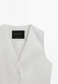 Biała kamizelka bez rękawów z dekoltem w kształcie litery V, z pięcioma guzikami i czarną metką z napisem "Massimo Dutti" w złotym kolorze.