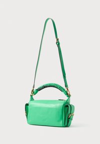 Borsa a mano in pelle verde con una forma strutturata, dotata di manico superiore intrecciato e tracolla regolabile, accessori in oro e una texture liscia.