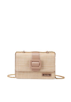 Borsa a tracolla beige intrecciata con una chiusura liscia color marrone chiaro, tracolla a catena e corpo texturizzato; forma rettangolare, design minimalista e accenti sottili.
