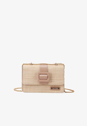 Borsa a tracolla beige intrecciata con una chiusura liscia color marrone chiaro, tracolla a catena e corpo texturizzato; forma rettangolare, design minimalista e accenti sottili.