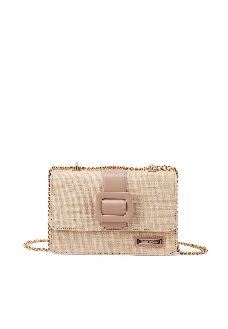 Borsa a tracolla beige intrecciata con una chiusura liscia color marrone chiaro, tracolla a catena e corpo texturizzato; forma rettangolare, design minimalista e accenti sottili.