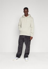 adidas Originals ESSENTIAL - Džemperis su gobtuvu - putty grey