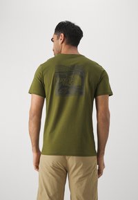 The North Face - REDBOX CELEBRATION TEE - T-shirts print - forest olive Miniaturebillede 1