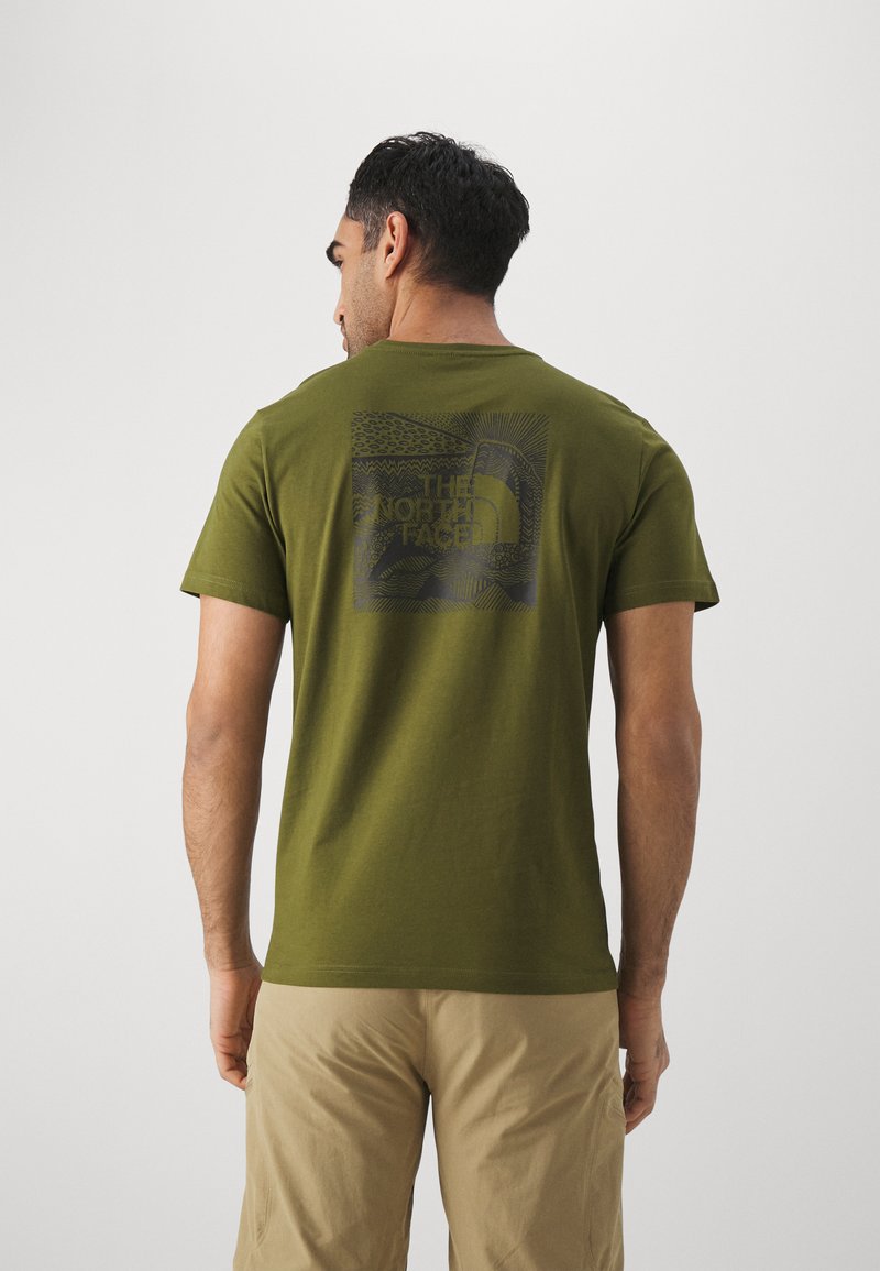 The North Face - REDBOX CELEBRATION TEE - T-shirts print - forest olive, Forstør